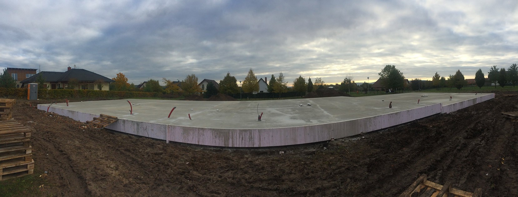 Golf Michalovice - řadové domy, první etapa. Základy připraveny.